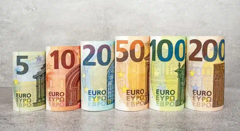 Επίδομα 400 ευρώ: Ποιοι το δικαιούνται - Πότε θα το πληρωθούν 11