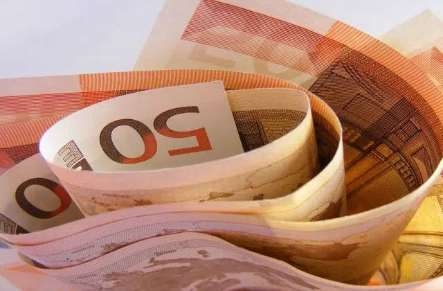 Επίδομα 300 ευρώ: Δικαιούχοι, πότε θα δοθεί 13