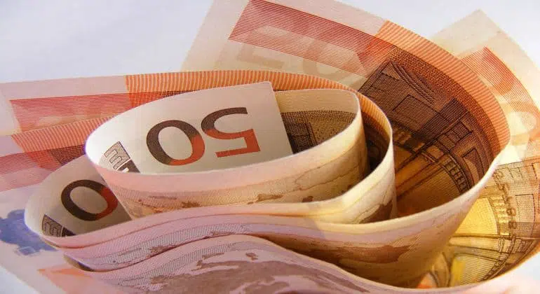 Επίδομα 300 ευρώ: Δικαιούχοι, πότε θα δοθεί 11