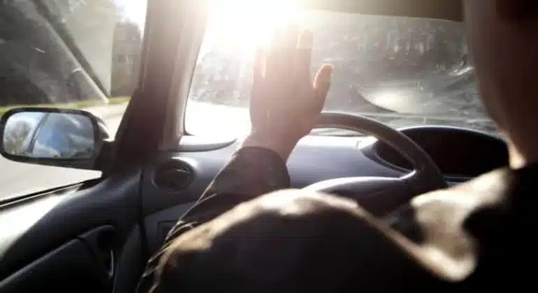 Καύσωνας και οδήγηση στο αυτοκίνητο: Κίνδυνος υγείας από τα τζάμια – Τι να κάνετε 11