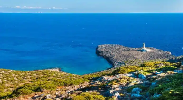 Το ελληνικό νησί που προσφέρει δωρεάν στέγη, φαγητό, μετακινήσεις και επιδότηση 500 ευρώ για όσους μετακομίσουν μόνιμα 11