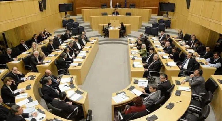 Κύπρος: Η Βουλή ξαναψήφισε το νόμο για τη σύνταξη χηρείας στους άνδρες 11