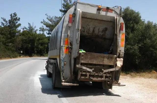 Κρήτη: Πέθανε ο υπάλληλος καθαριότητας που είχε πέσει από απορριμματοφόρο 13