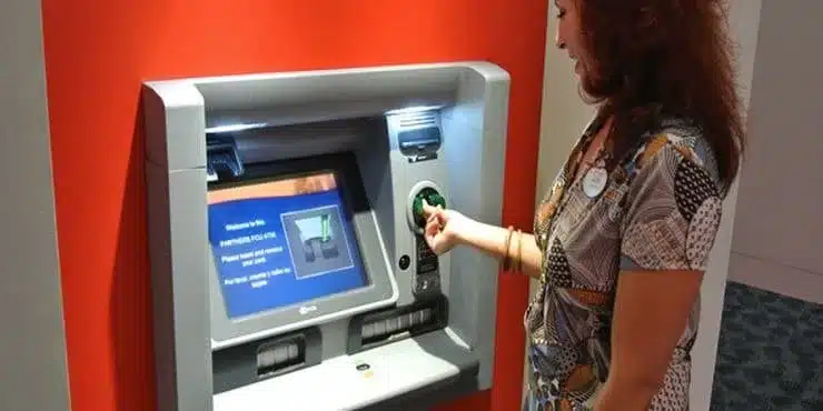 Tι χρεώνουν οι τράπεζες τελικά - Όλες οι προμήθειες σε γκισέ, ATMs, κάρτες και δάνεια (πίνακες) 1