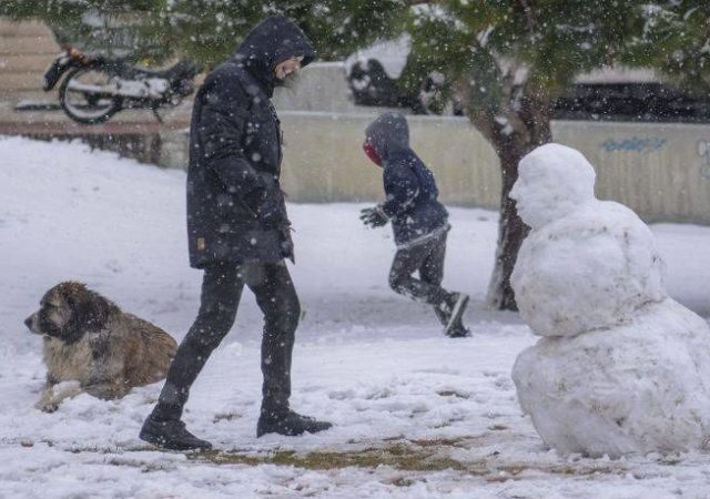 Καιρός σήμερα: Πού χιονίζει – Μαγευτικές εικόνες από Φθιώτιδα, Κοζάνη, Γρεβενά και Καστοριά (Video) 2