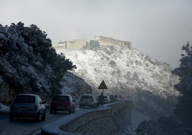 Διακοπή κυκλοφορίας λόγω χιονόπτωσης στη λεωφόρο Πάρνηθας, τον Υμηττό και την Πεντέλη 2
