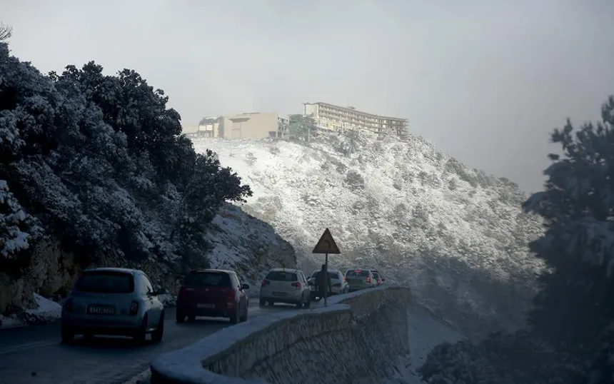 Διακοπή κυκλοφορίας λόγω χιονόπτωσης στη λεωφόρο Πάρνηθας, τον Υμηττό και την Πεντέλη 1
