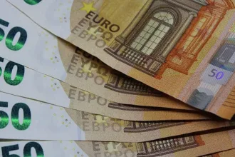 Κατατέθηκε η τροπολογία για το επίδομα 250 ευρώ σε χαμηλοσυνταξιούχους και ΑΜΕΑ 20