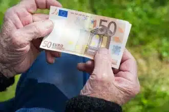 Επικουρικές συντάξεις: Πληρώνονται τα 100 ευρώ προκαταβολή - Ποιοι μένουν εκτός 32