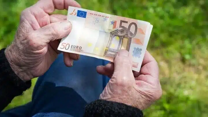 Έλληνες συνταξιούχοι: Οι φτωχότεροι και οι γηραιότεροι στην Ευρωζώνη και τον μήνα Οκτώβριο 2020! 1