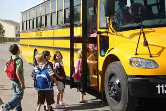 Διεύθυνση Εκπαίδευσης Αττικής: Προσλήψεις οδηγών και συνοδών σχολικών λεοφορείων 60