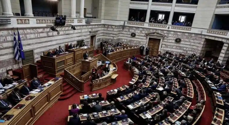 Βουλή: Υπερψηφίστηκε η τροπολογία για τα αναδρομικά 11