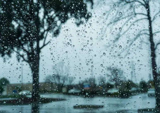 Meteo: Τοπικές βροχές την Τετάρτη 26/4 - Αυξημένες συγκεντρώσεις Σαχαριανής σκόνης 13