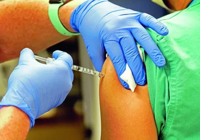 «Ντόμινο» αναβολών του εμβολιασμού των υγειονομικών σε πολλά νοσοκομεία 12