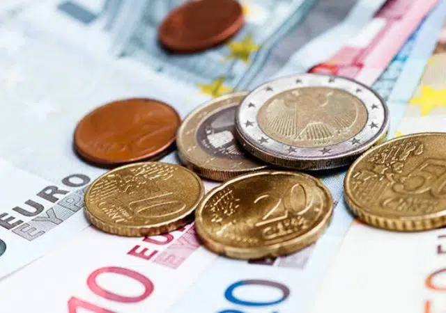 60 ευρώ έχει χάσει ο κατώτατος μισθός! Μειώθηκαν οι καταθέσεις 13