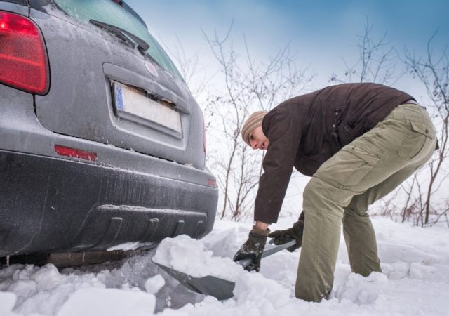 Oδηγίες αν μείνεις με το αυτοκίνητο στα χιόνια 3