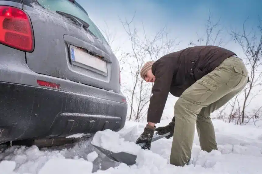 Oδηγίες αν μείνεις με το αυτοκίνητο στα χιόνια 1