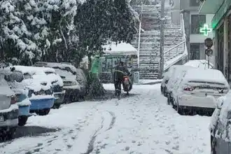 Κλειστοί δρόμοι στην Αττική, διακοπή ρεύματος σε χωριά της Εύβοιας, χιόνια σε πολλές περιοχές της Ελλάδας 52