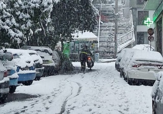 Σάλο προκαλεί η φωτογραφία που δείχνει διανομέα να σπρώχνει μηχανάκι στο χιόνι! 4