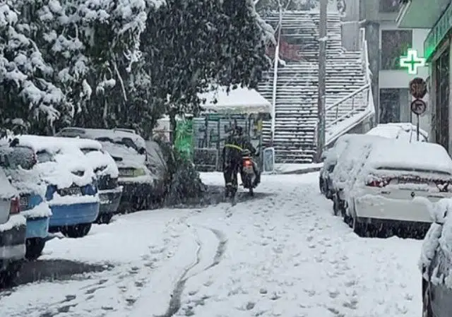 Σάλο προκαλεί η φωτογραφία που δείχνει διανομέα να σπρώχνει μηχανάκι στο χιόνι! 14