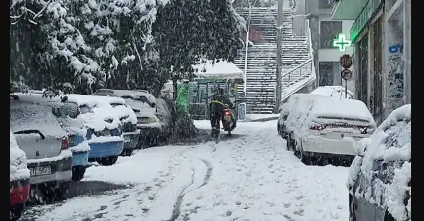 Σάλο προκαλεί η φωτογραφία που δείχνει διανομέα να σπρώχνει μηχανάκι στο χιόνι! 1