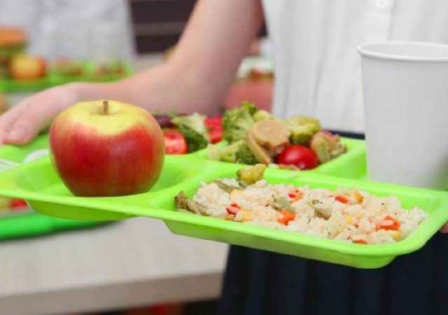 Σχολικά γεύματα: Η λίστα με τα 1629 δημοτικά σχολεία όπου θα υλοποιηθεί το πρόγραμμα 12