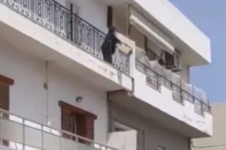 BINTEO - Γυναίκα πετάει σκουπίδια από το μπαλκόνι και λέει στην δημοτική καθαρίστρια «δουλειά σου είναι» 41