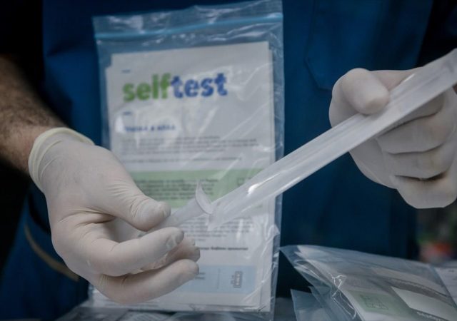 Self tests: Από τη Δευτέρα 6/12 η δωρεάν διάθεση από τα φαρμακεία 13
