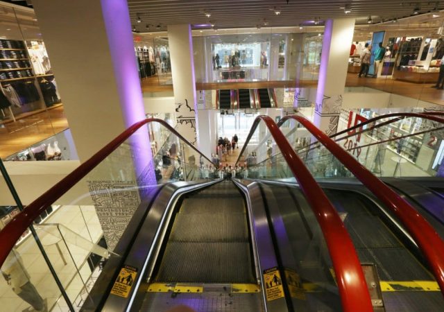 Ανοίγουν μεγάλα εμπορικά και mall σε περιοχές "αυξημένου κινδύνου" 3