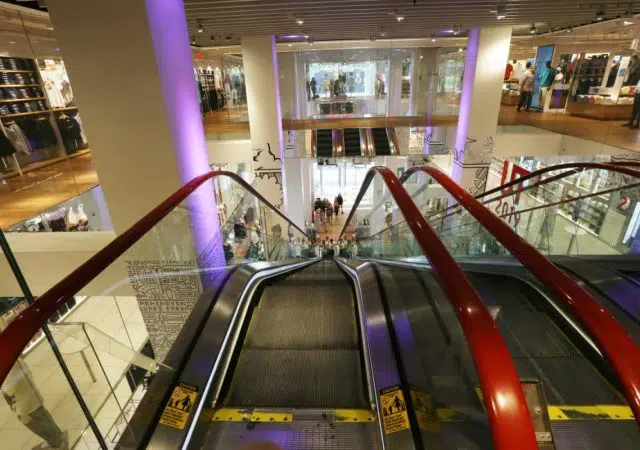 Ανοίγουν μεγάλα εμπορικά και mall σε περιοχές "αυξημένου κινδύνου" 12