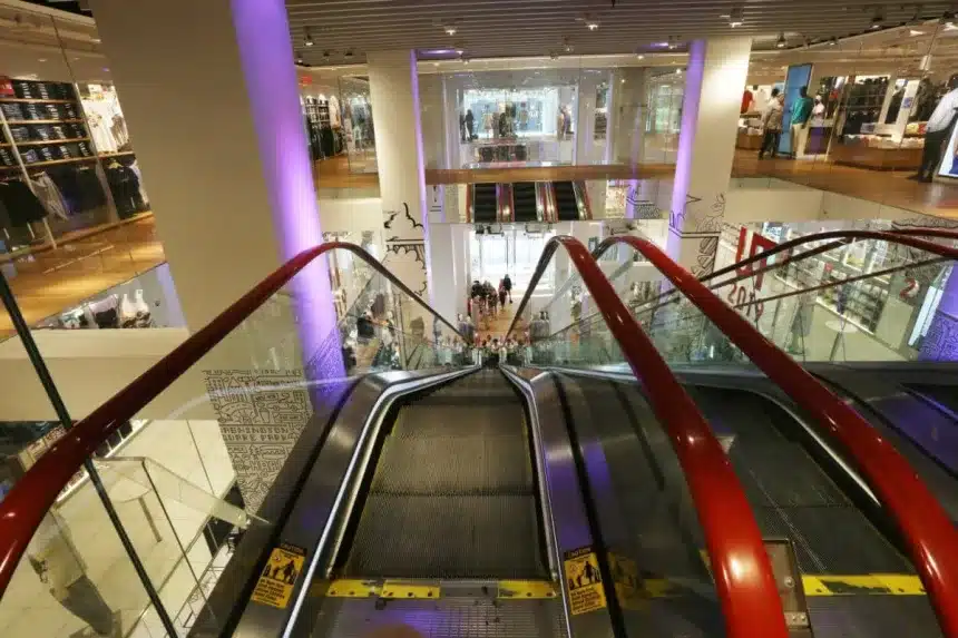 Ανοίγουν μεγάλα εμπορικά και mall σε περιοχές "αυξημένου κινδύνου" 11