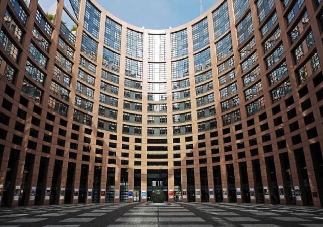 Delivery: Πανευρωπαϊκή Οδηγία ζητά το Ευρωκοινοβούλιο για τους εργαζόμενους σε πλατφόρμες 2