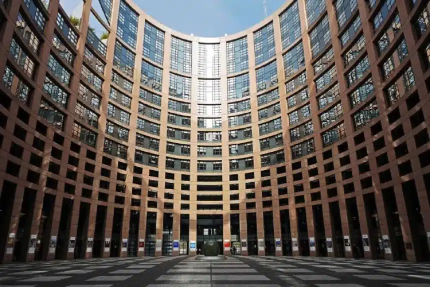 Delivery: Πανευρωπαϊκή Οδηγία ζητά το Ευρωκοινοβούλιο για τους εργαζόμενους σε πλατφόρμες 11
