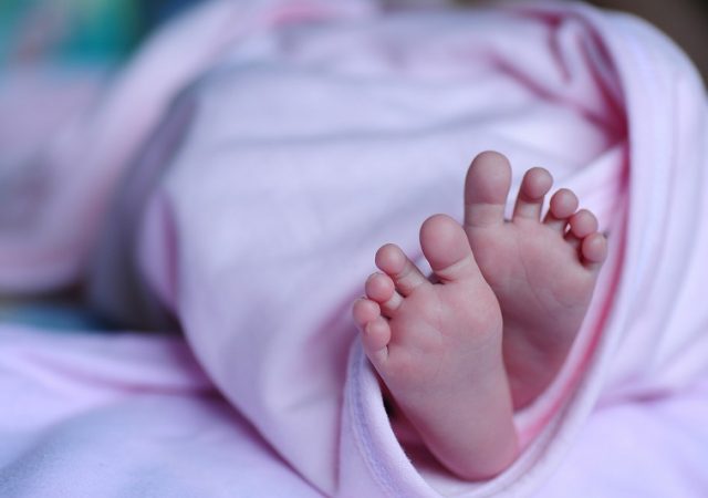 Αυξημένο επίδομα γέννας: Πώς θα λάβουν τα αναδρομικά οι δικαιούχοι 13
