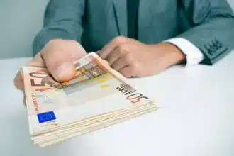 Επίδομα 200 ευρώ τον μήνα για 12 μήνες με γρήγορη αίτηση - Οι δικαιούχοι 42