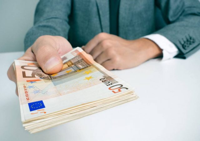 Επίδομα 200 ευρώ τον μήνα για 12 μήνες με γρήγορη αίτηση - Οι δικαιούχοι 13