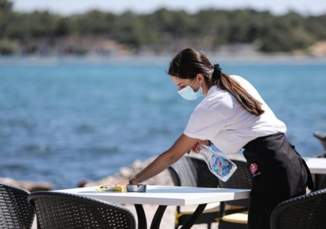 Η έλλειψη εργαζομένων απειλεί τον ελληνικό τουρισμό 12