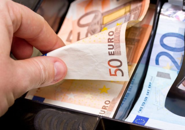 Έκτακτο επίδομα ακρίβειας έως 300 ευρώ θα δοθεί πριν το Πάσχα – Οι 4 κατηγορίες δικαιούχων 13