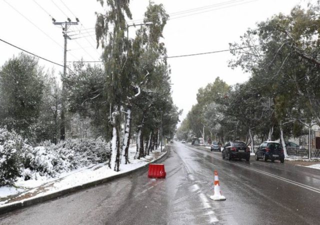 «Έκλεισε» η Λεωφόρος Πάρνηθος λόγω του χιονιού, ποιοι δρόμοι είναι κλειστοί 13