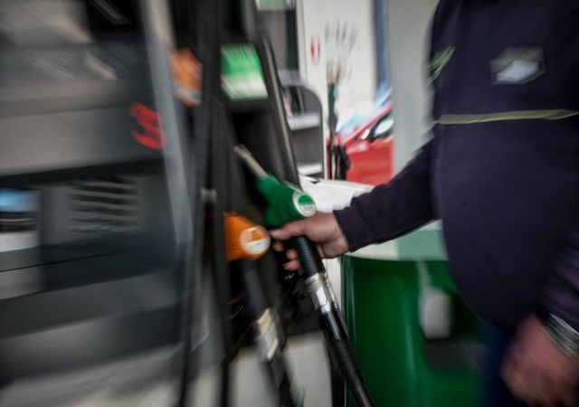 Fuel pass: Ψίχουλα το επίδομα βενζίνης, ημίμετρα από την κυβέρνηση σε πολίτες που στενάζουν 13