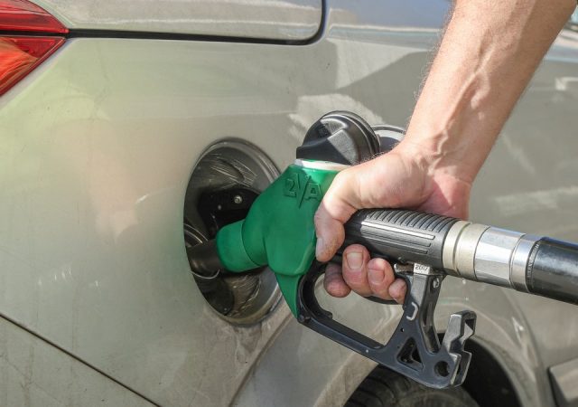 Fuel Pass: Στην τσέπη του κράτους καταλήγει το επίδομα βενζίνης 13