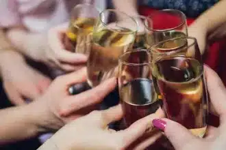 Αλκοολούχα ποτά: 1,75 δισ. ευρώ συνεισέφεραν στο ΑΕΠ το 2021 – Στήριξαν 61.000 θέσεις εργασίας 62