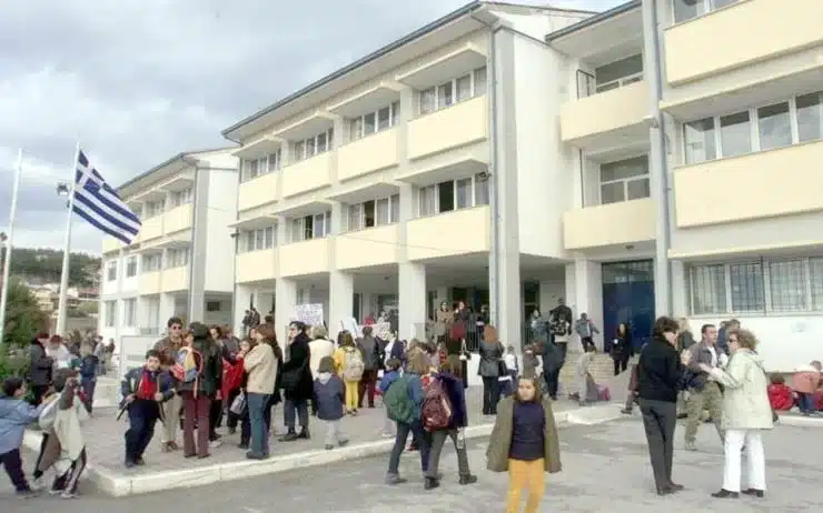 «Μου στέρησαν το δικαίωμα στη γνώση»: Μαθητής κατήγγειλε καθηγήτριες γιατί απεργούσαν 11