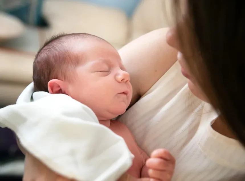 Στη Βουλή η διάταξη για 9 μήνες άδεια μητρότητας 11