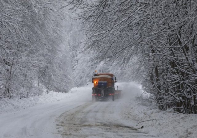 Κακοκαιρία Μπάρμπαρα: Παραλύει η χώρα από τον χιονιά - Τι παραμένει κλειστό τη Δευτέρα 13