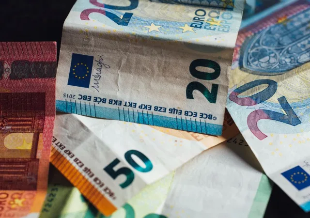 Με πρόστιμο 800 ευρώ ανά εργαζόμενο θα κινδυνεύουν οι επιχειρήσεις που δεν καταβάλλουν τις τριετίες 13