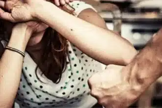 Σοκ στο Άργος: 34χρονος χτύπησε τη σύζυγό του με το σίδερο και την περιέλουσε με χλωρίνη 44