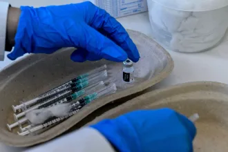 Άνδρας εμβολιάστηκε 217 φορές για τον κορωνοϊό 77