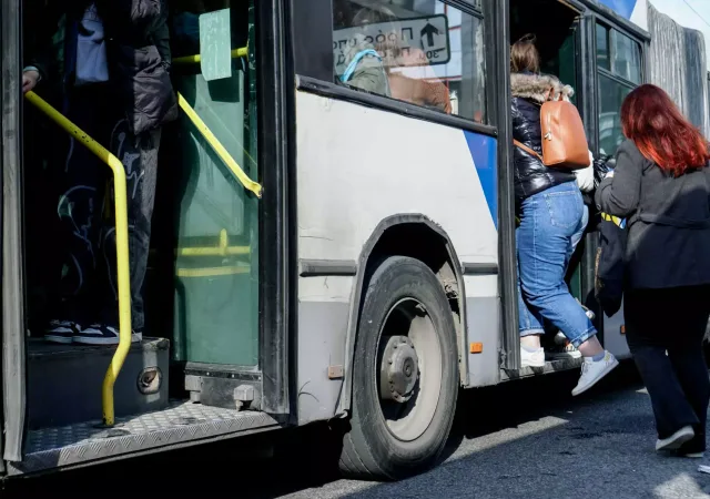 Λιόσια: Λεωφορείο του ΟΑΣΑ έπεσε σε κολώνα – Τέσσερις τραυματίες 12