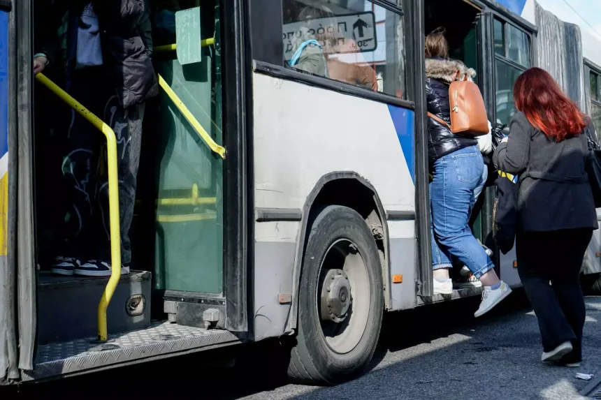 Λιόσια: Λεωφορείο του ΟΑΣΑ έπεσε σε κολώνα – Τέσσερις τραυματίες 11